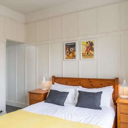 ワイ The Kings Head Bed & Breakfast エクステリア 写真