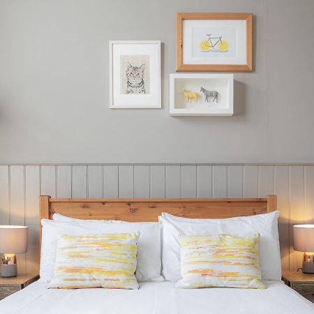 ワイ The Kings Head Bed & Breakfast エクステリア 写真