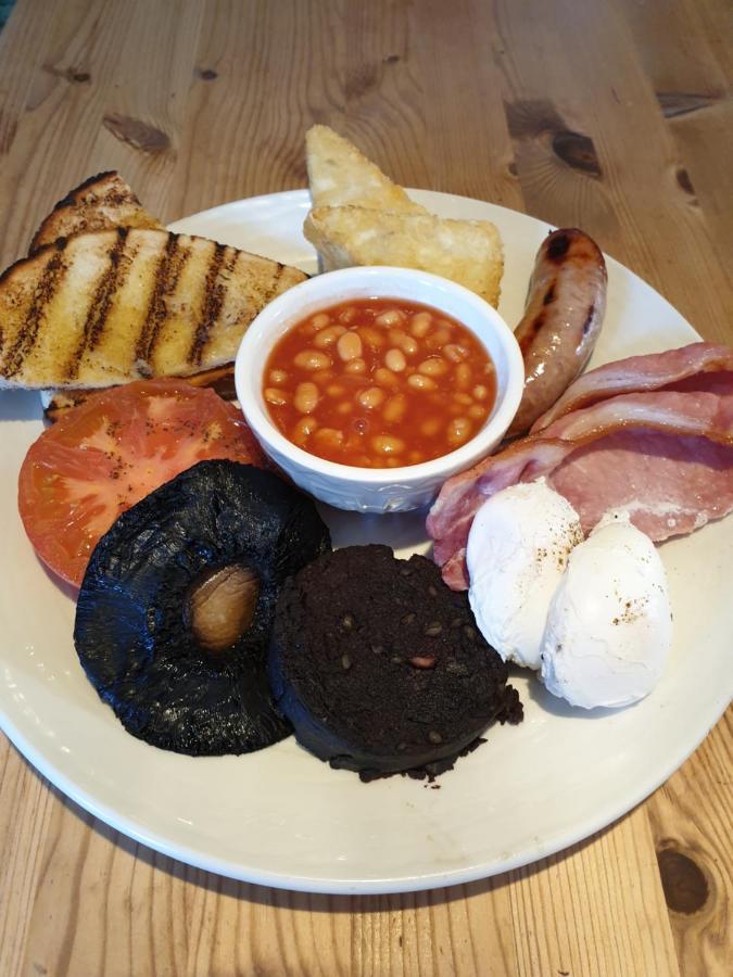ワイ The Kings Head Bed & Breakfast エクステリア 写真