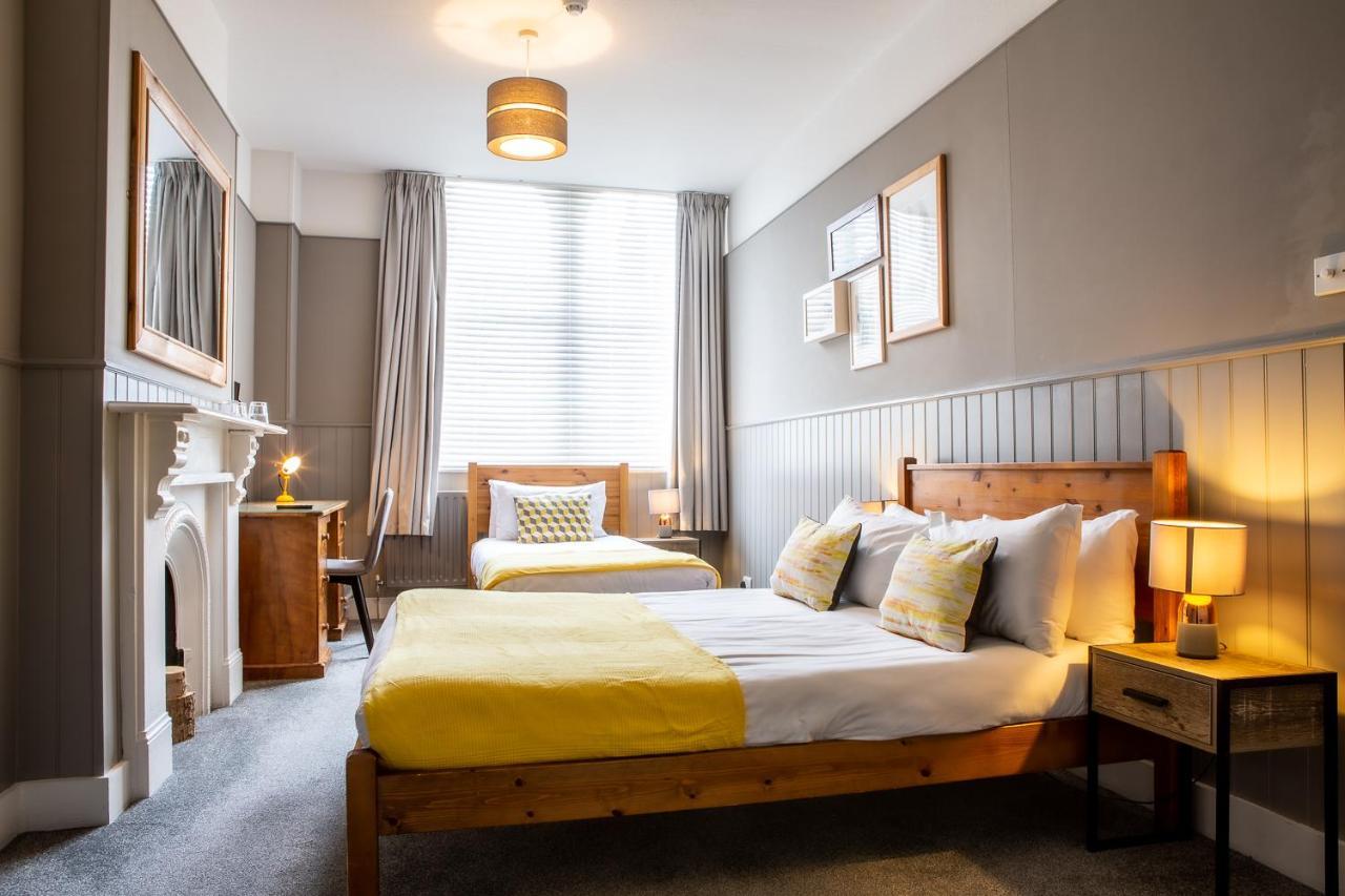 ワイ The Kings Head Bed & Breakfast エクステリア 写真