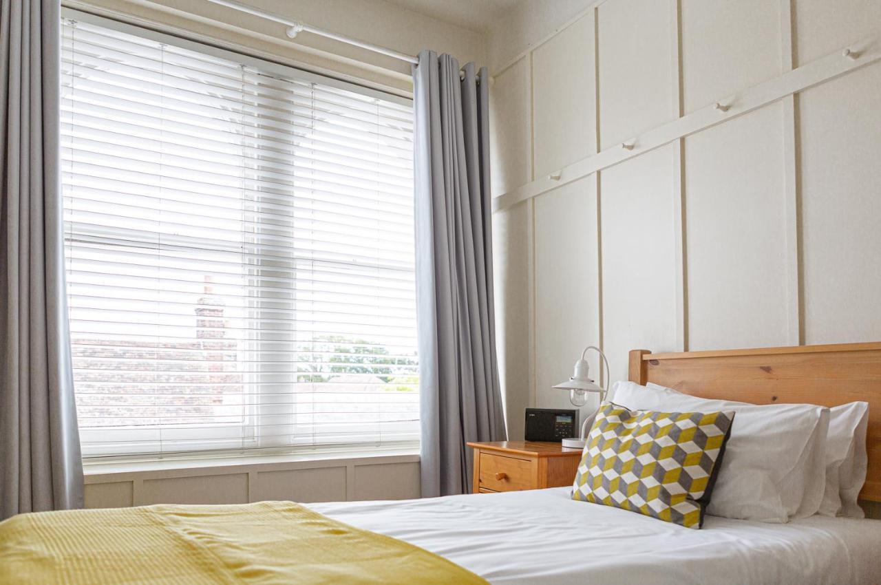 ワイ The Kings Head Bed & Breakfast エクステリア 写真