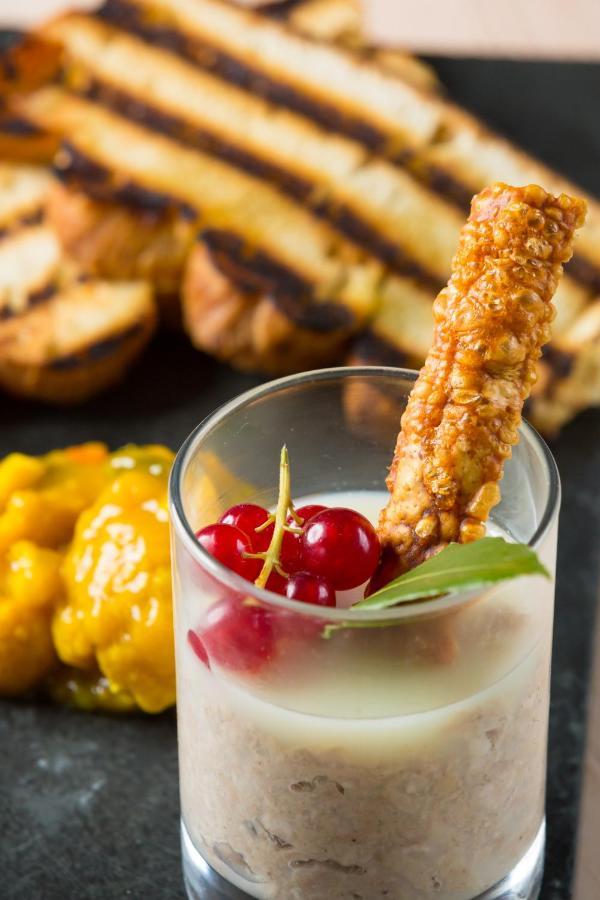 ワイ The Kings Head Bed & Breakfast エクステリア 写真
