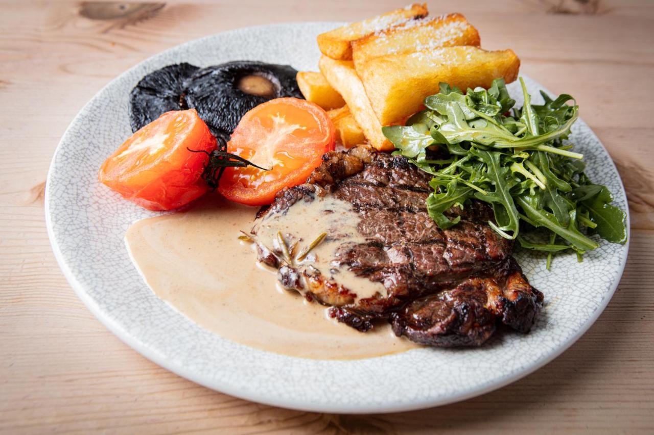 ワイ The Kings Head Bed & Breakfast エクステリア 写真