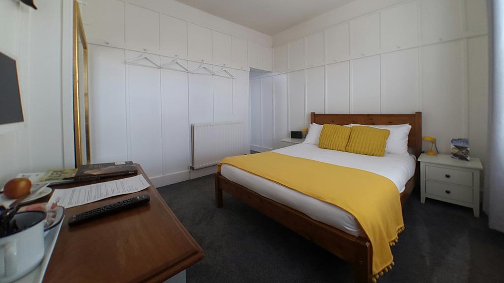 ワイ The Kings Head Bed & Breakfast エクステリア 写真